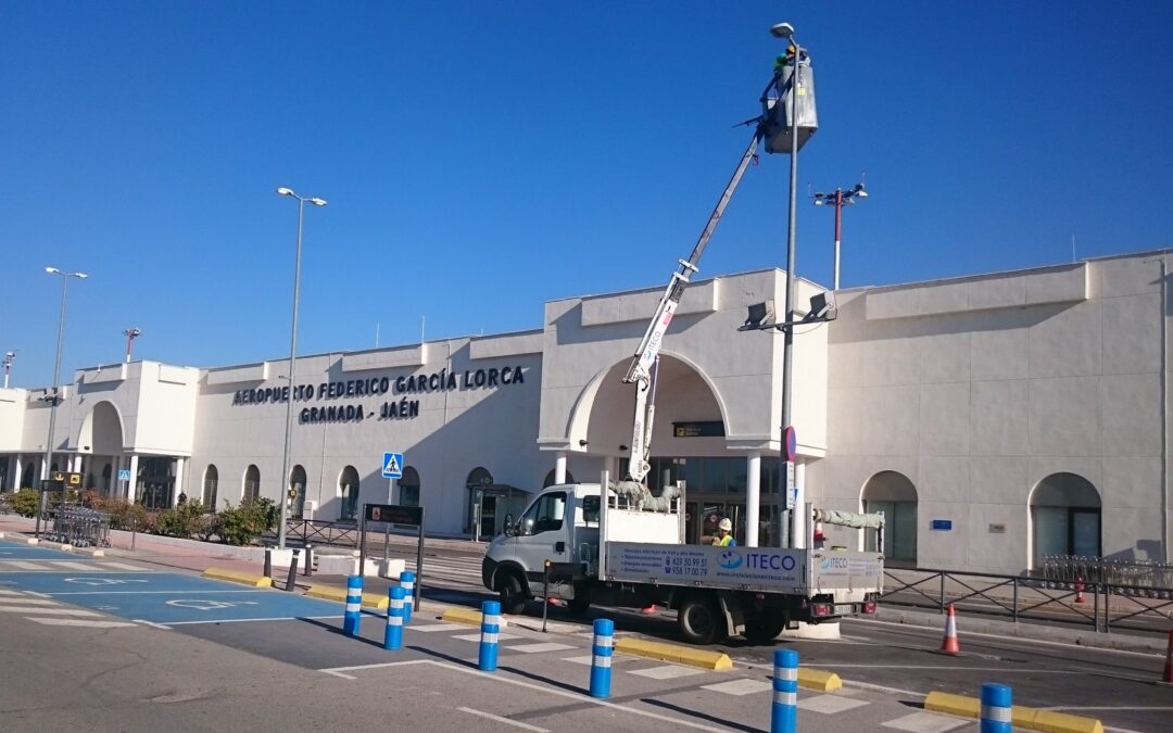 Suministro e instalación de luminarias en el Aeropuerto Federico García Lorca Granada-Jaén